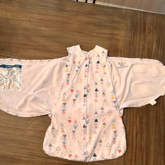 HALO Sleepsack 3-Way Adjustable Swaddle Neutral Triangles - Newborn - Picture 4 of 6